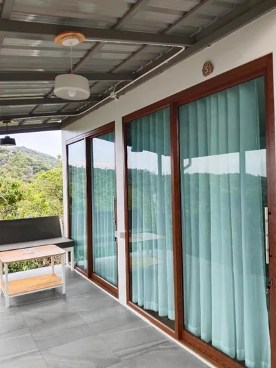 Habitación doble Deluxe con balcón y vistas al mar — High Bar Koh Tao